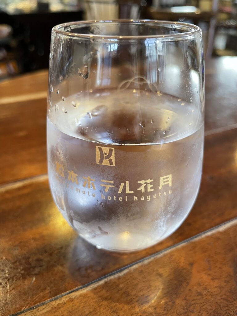 ホテル花月の印字が入ったグラス
